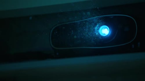 FOCUS PULL von Partikeln im starken Licht eines Heimkino-Projektors