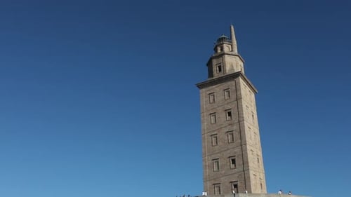 La tour Hercule se dresse sur un ciel bleu vif à La Corogne, en Espagne