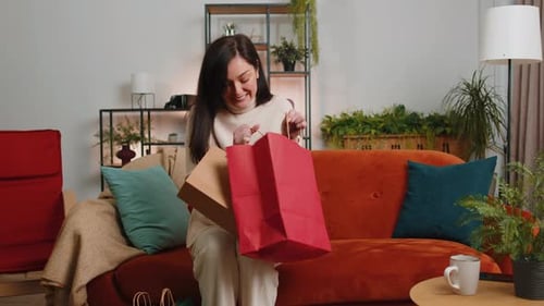 Glückliche junge Shopaholic Consumer kehrte nach dem Online-Shopping-Verkauf mit Taschen zu Hause nach Hause zurück