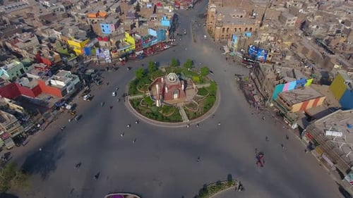 Vista aérea da movimentada Multan com edifícios coloridos, Paquistão.