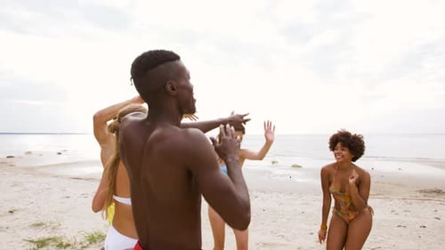 Concept de fête, de vacances d'été et de personnes - Groupe d'amis heureux dansant