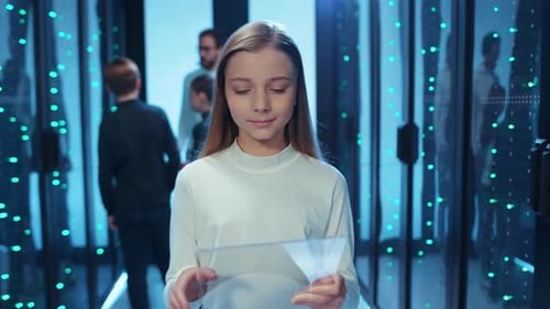 Una niña explora la tecnología: fusionando la juventud con la informática