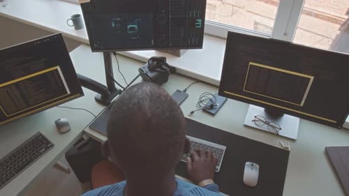 Ingénieur logiciel travaillant en haut de la page