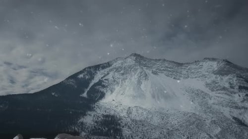 Im
Winter fällt starker Schneefall auf die schneebedeckten Berggipfel. Natur Wildnis
