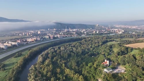 Vista aérea de la ciudad de Trencin en Eslovaquia