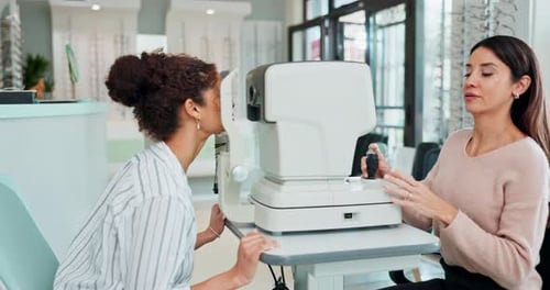 Glückliche Frau, Optiker und Augenuntersuchung mit Gerät für optischen Test, Sehen oder Sehen bei Optometrie