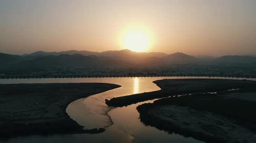 Vídeo aéreo sobre a cidade de Sajara e a bandeira do país