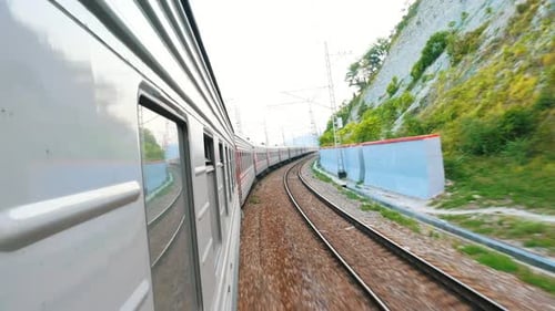 Schießbahnen in Bewegung, Eisenbahn, wunderschöne Natur, Bäume, Büsche