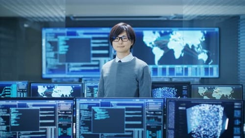 Na sala de controle do sistema, o engenheiro inteligente sorri e faz gestos de pensamento. Instalação de alta tecnologia
tem