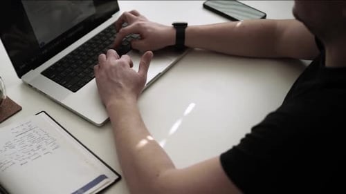 Hombre trabajando en la computadora portátil sobre la mesa