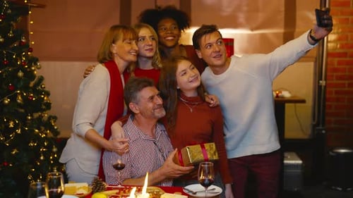 Family Christmas Gathering Celebrates Togetherness With a Selfie