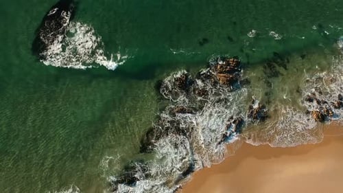 Vista aérea de una playa con rocas