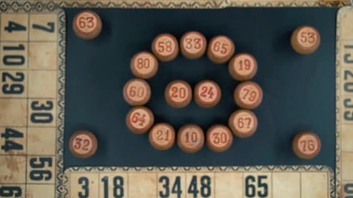 Filmmusik Nahaufnahme, sanfter Zoom, von oben aufgenommen von einem Bingo-Holzfass im Kreis, holzige Figur