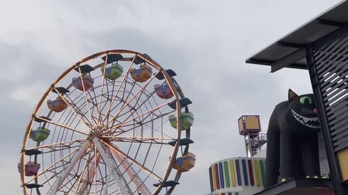 Noria giratoria en un día nublado