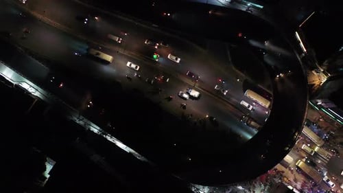 Vista aérea de um veículo dirigindo em uma rodovia no centro de Dhaka, Bangladesh.