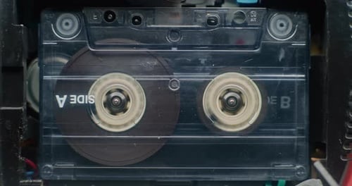 Retro-Audiokassette zum Abspielen von 90er-Mixtapes, Soundrollen, die sich drehen