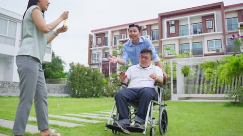 Asiatische attraktive Familie, Eltern spielen mit kleinem Sohn im Garten.