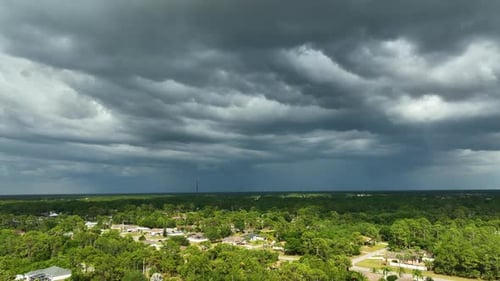 Landschaft dunkler, bedrohlicher Wolken, die sich am stürmischen Himmel vor einem schweren Gewitter über der ländlichen Stadt bilden