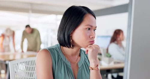 Думающая, компьютерная или деловая женщина в сингапурском офисе по анализу данных