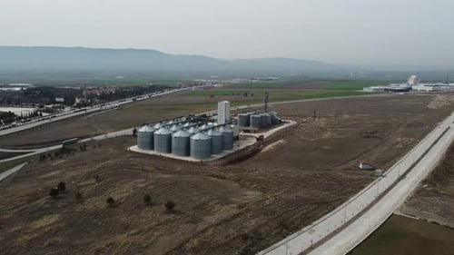 Vue aérienne du silo à céréales de la ferme sur le terrain 4K