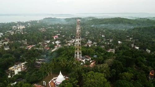 Vista aérea del imponente mástil de comunicaciones en medio de una exuberante vegetación en la isla que garantiza la red móvil