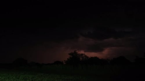 Erleuchteter Himmel durch heftige Blitze