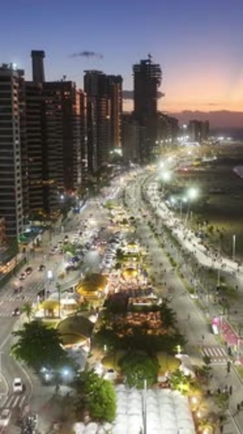 Noite na Avenida Costeira em Fortaleza Ceará, no Brasil.
