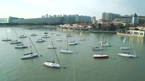 Suzhou, China, 10. Oktober 2018, Luftaufnahme von Segelyachten bei der Raceregatta on the Lake Cityscape