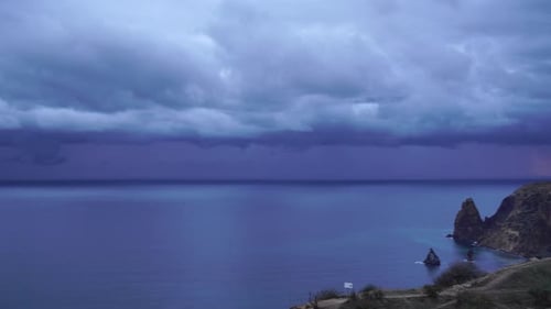 Luftbild Dramatisch Sonnenuntergang über nebligen und flauschigen Wolken Blauer Himmel Sonne und Meeresnebel Abstrakte Luftaufnahme