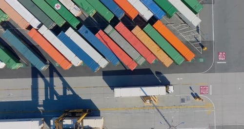 Luftcontainerterminal. Viele Container für Import- und Exportwaren.