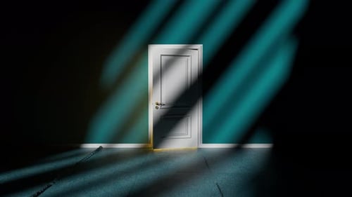 Lumière vive s'ouvrant par une porte dans une pièce sombre