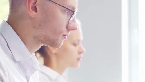 Vielfältiges Team von jungen Fachleuten arbeitet im E-Mail-Support-Center am Werktag des Verkaufs
