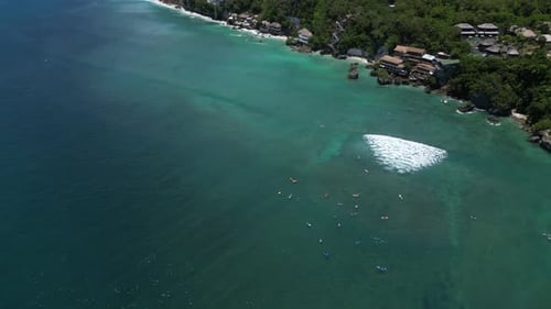 Wellen und Boote vor der Küste von Bali, Indonesien. Luftbild.