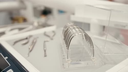 Arcos ortodóncicos para aparatos ortopédicos: primer plano en la clínica dental sobre la mesa