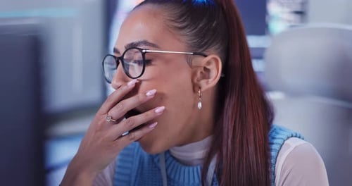 Frau, Bildschirm oder Müdigkeit in der IT, im Büro oder beim Programmieren auf der Suche nach Sicherheit, Panne oder digitaler Software