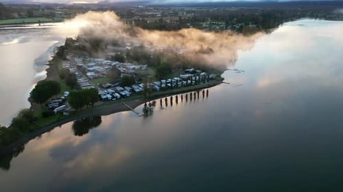 Parc de camping-cars Misty Sunrise Over an Island en Colombie-Britannique, Canada