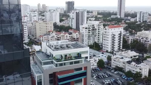 voo de drone cruzando prédio comercial do centro da cidade em direção ao prédio comercial da ALTICE, Santo Domingo