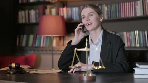 Advogada feliz falando ao telefone e curtindo boas notícias