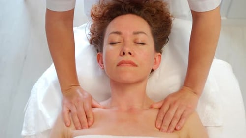 Spa-Gesichtsmassage in der Klinik für ästhetische Kosmetologie