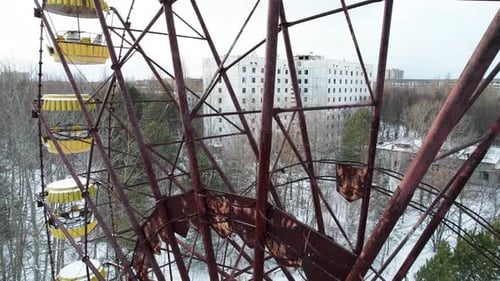 Noria oxidada sobre el invierno de Pripyat, en la zona de exclusión de Chernobyl.