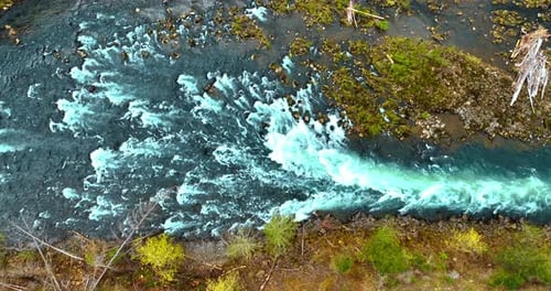 Schnell fließender Fluss mit zahlreichen Stromschnellen. Blick von oben auf den gebirgigen Fluss von der Drohne aus
.