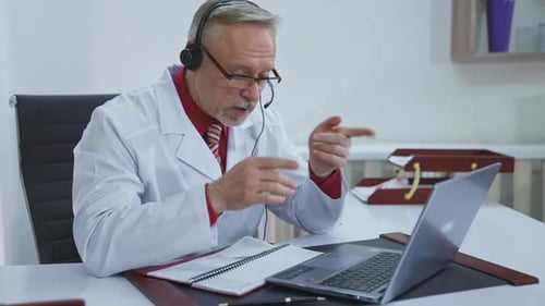 Fernmedizin. Erfahrener männlicher Spezialist, der einen Patienten per Videoanruf berät.
