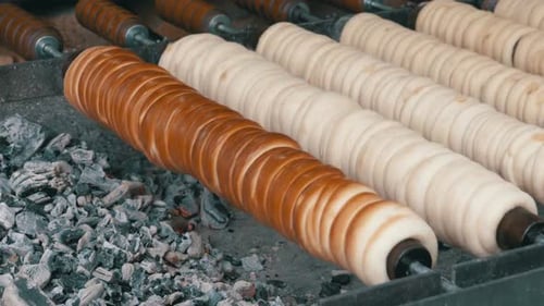 Traditionelle tschechische und ungarische Süßbäckerei Trdelnik, auf der Straße zubereitet