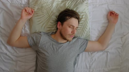 Homme dormant dans son lit