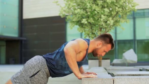 Concepto de acondicionamiento físico, deporte y entrenamiento: joven haciendo flexiones