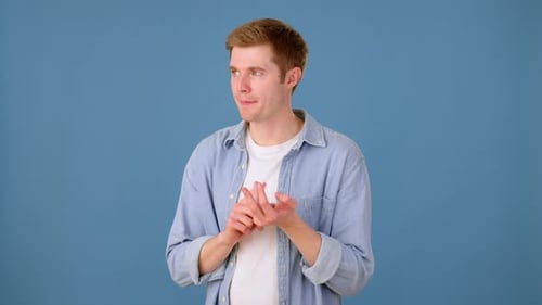 Nachdenklicher Mann, der sich auf die Finger zählt, plant einen Tag im Studio
