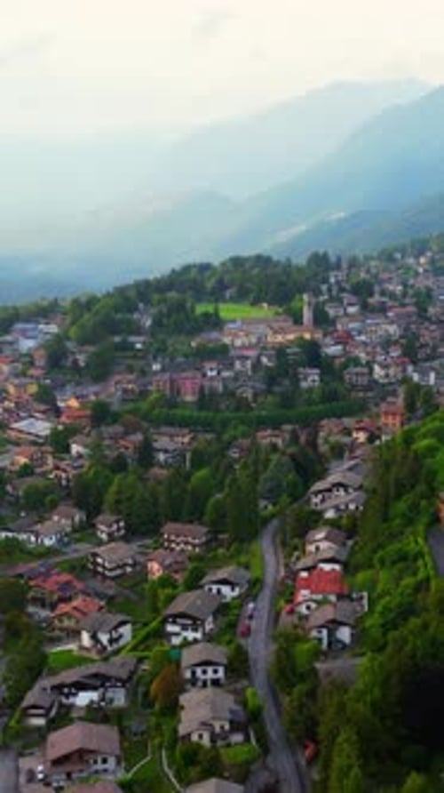 Panorama aérien captivant du village de montagne de Selvino en Italie, avec ses maisons et ses sommets brumeux