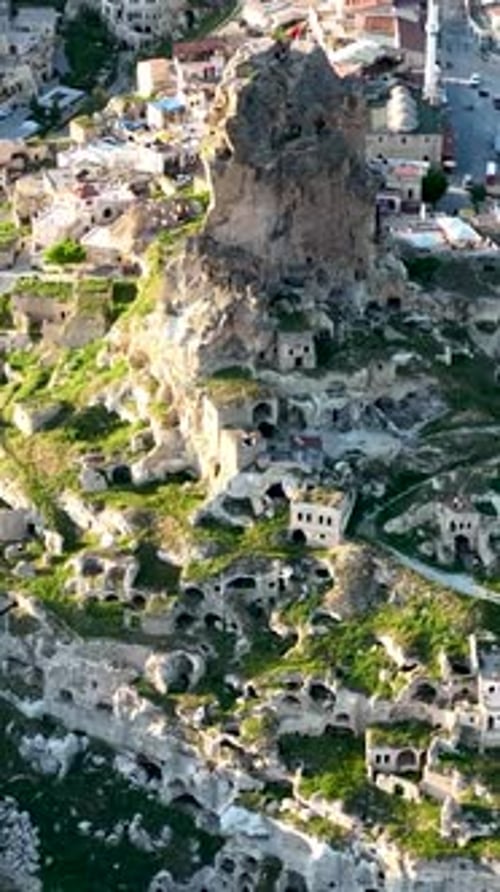 Vidéo verticale : vue aérienne impressionnante d'Ortahisar, Turquie, Cappadoce