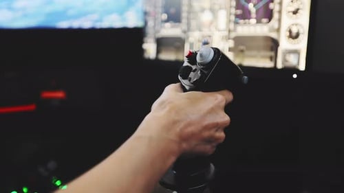 Frau hält Joystick in der Hand und kontrolliert die Flughöhe