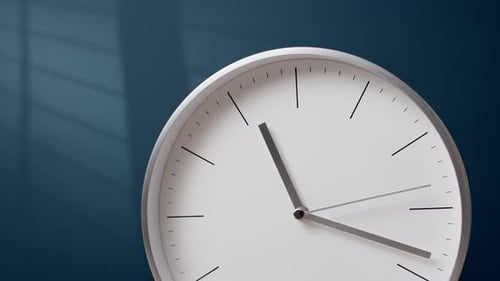 Schöne weiße Zeiger aus Metall im Zeitraffer, Go Forward